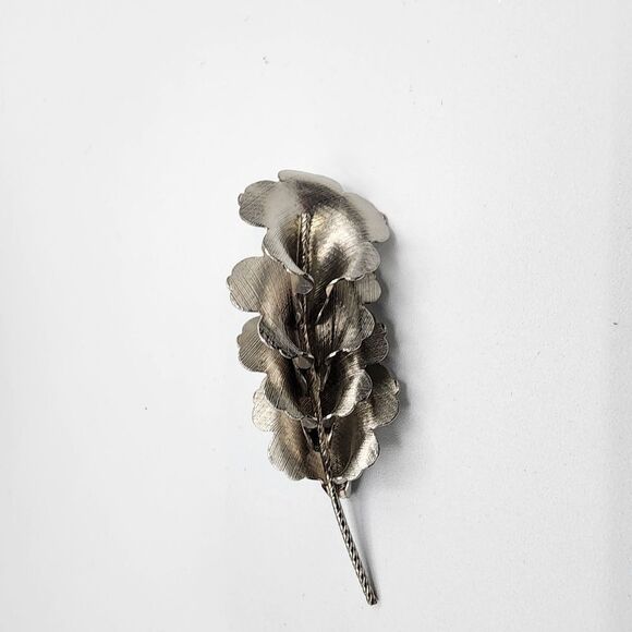Silver stacked flower brooch - Picture 1 of 3
